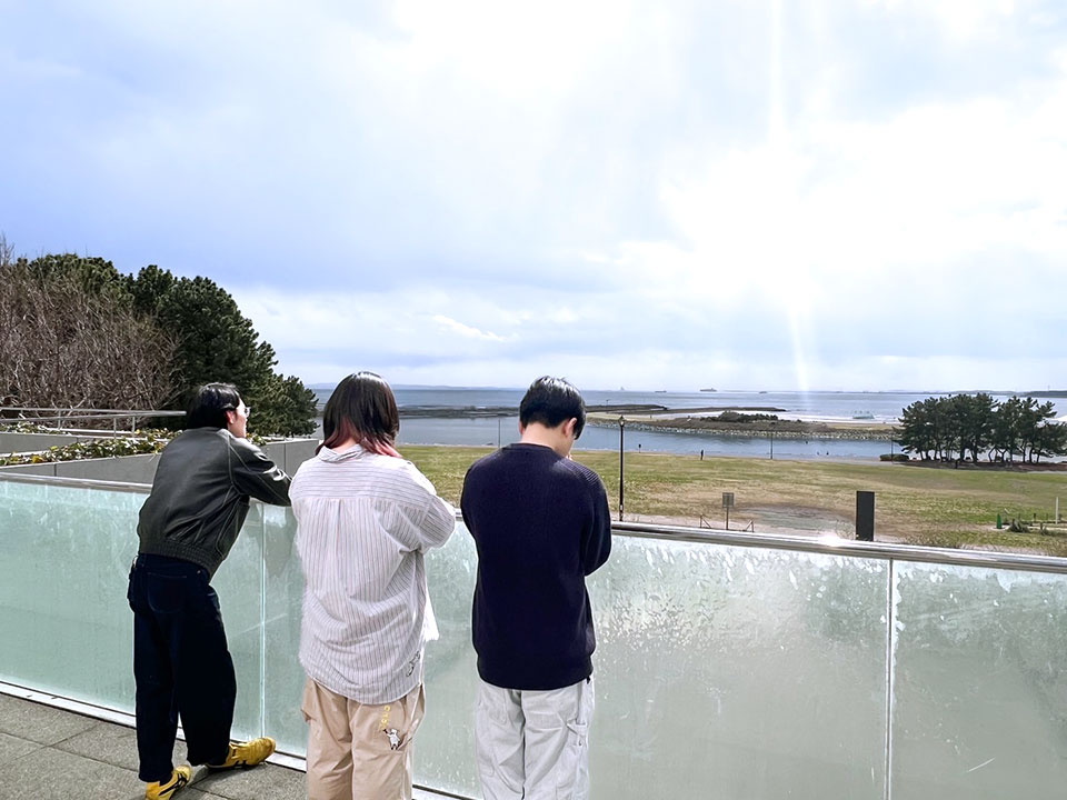江戸川区の愛光式典の海洋散骨で散骨した方が海に向かって手をあわせる