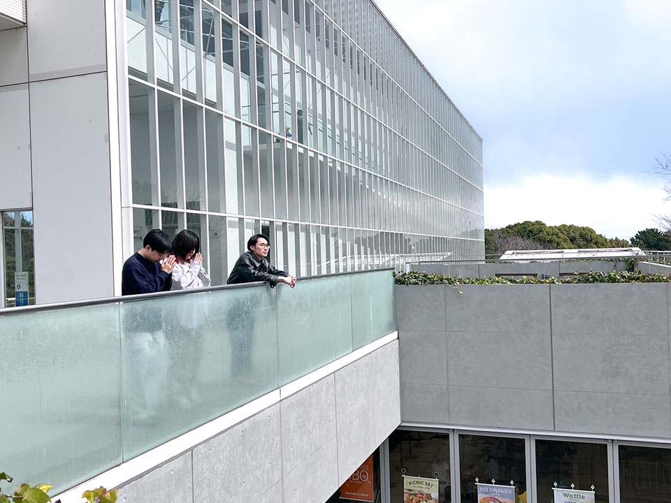 江戸川区の愛光式典の海洋散骨で散骨した方が海に向かって手をあわせる